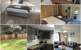 5 Bed Camberley Airport Accommodation